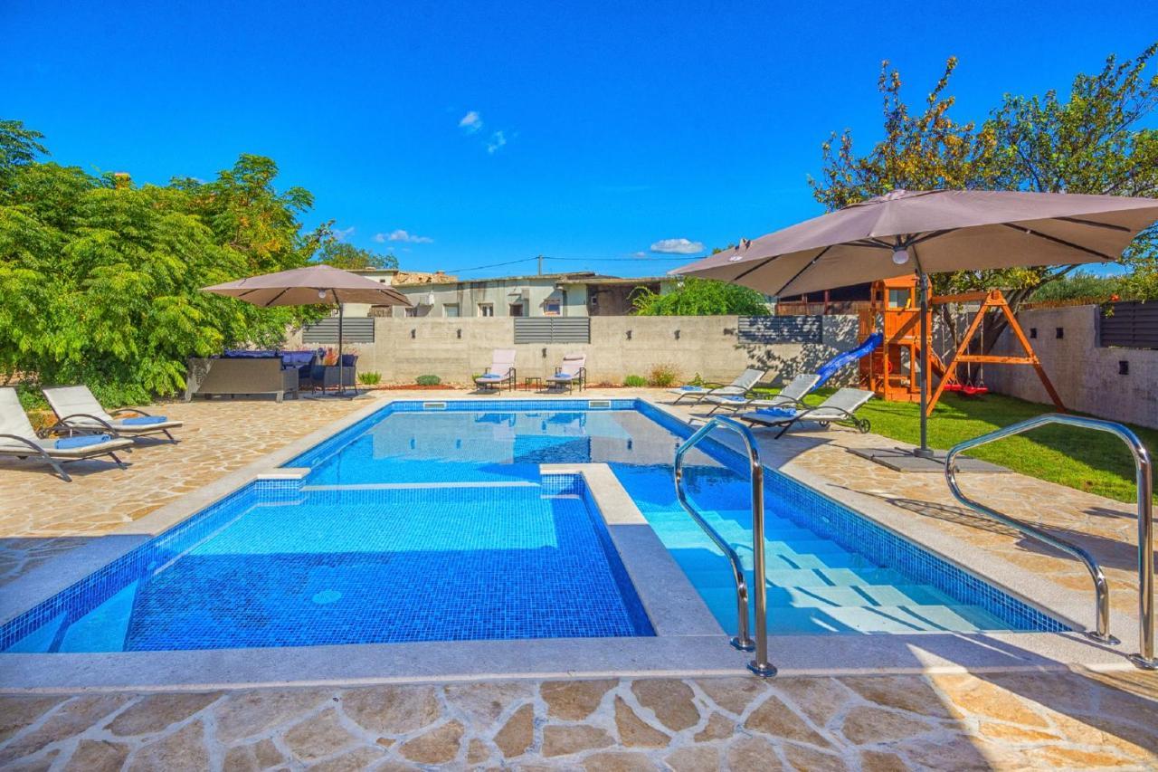 Holiday Home Tower With Private Pool, Sauna And Quads Smilcic Exterior foto
