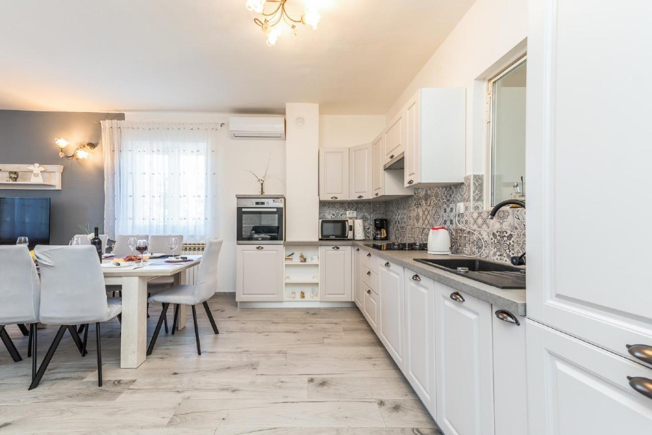 Holiday Home Tower With Private Pool, Sauna And Quads Smilcic Exterior foto