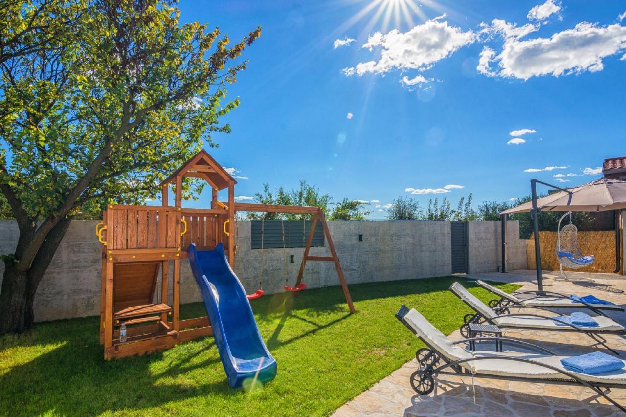Holiday Home Tower With Private Pool, Sauna And Quads Smilcic Exterior foto